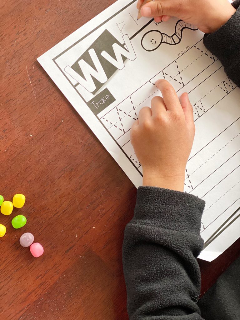 Let your kiddos practice writing Ws with this fun writing worksheet.