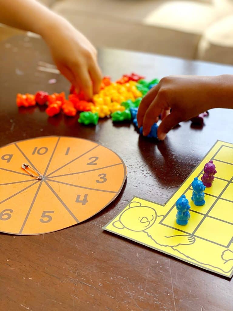 A super simple bear-themed activity to practice counting out quantities and filling a ten frame.
