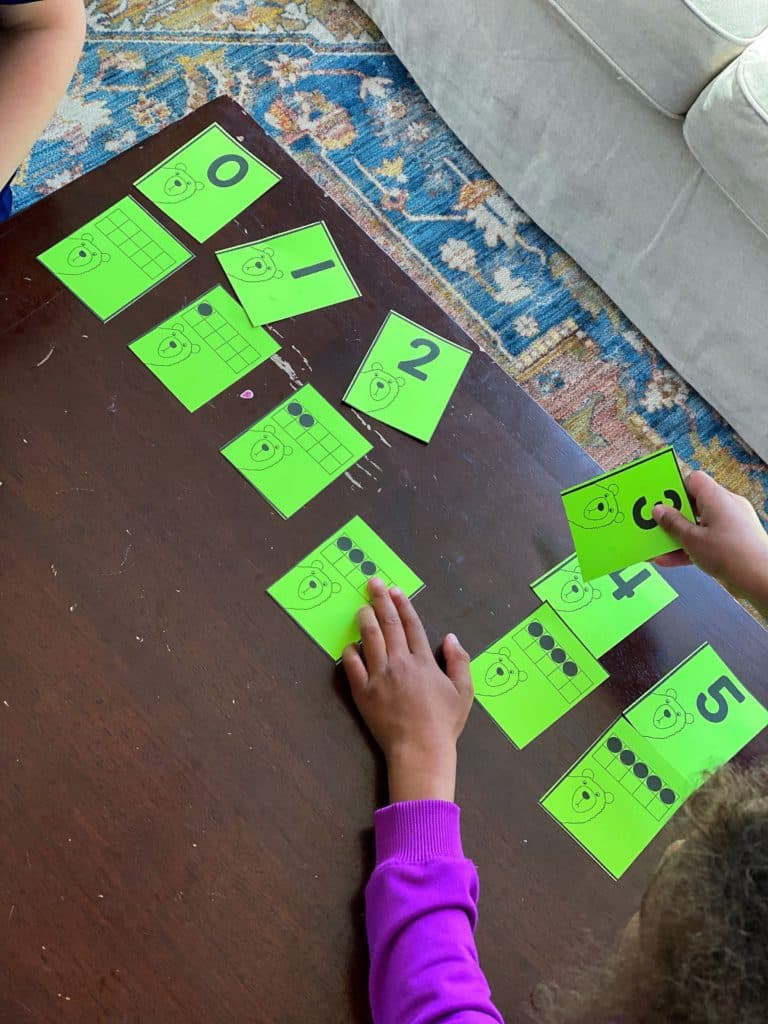 Bear-themed flashcards to create number lines and match with ten frames.